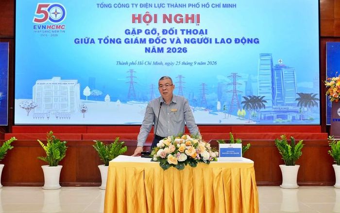 Ông Lê Văn Minh - Chủ tịch Công đoàn EVNHCMC thông tin tới hội nghị các hoạt động chăm lo đời sống của người lao động.