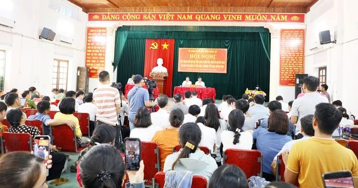 Lãnh đạo tỉnh Nghệ An đối thoại với bà con nhân dân phản đối đưa con đến trường sau khi giải tán điểm lẻ trường học.
