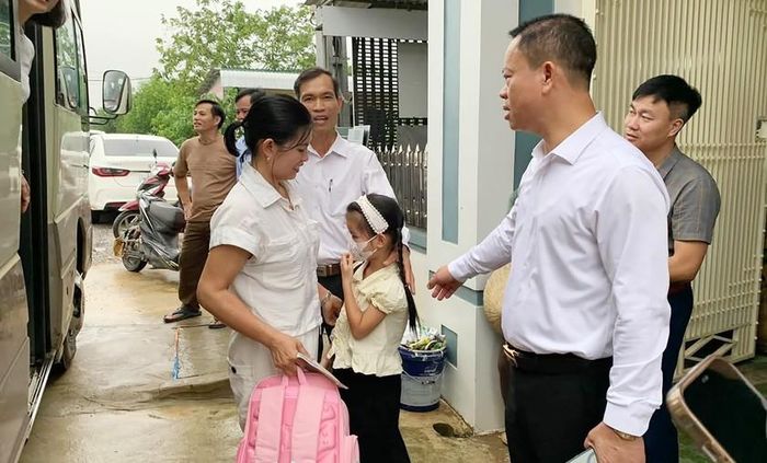 Học sinh được bố trí xe đưa đón đến điểm trường mới.