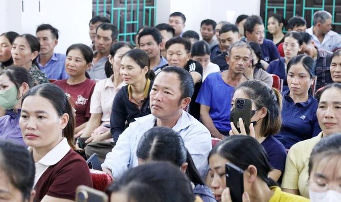 Bà con nhân dân thôn Tiến Sơn tham gia buổi đối thoại.