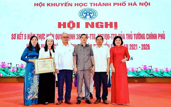 Dòng họ Bạch Công nhận Giấy khen mô hình Dòng họ học tập tiêu biểu giai đoạn 2021-2026.