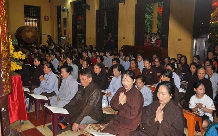 Phật tử tham gia sinh hoạt, tụng kinh hàng ngày tại chùa: Cùng tập học để sửa mình.