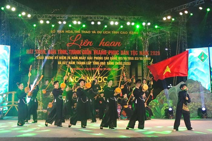 Tiết mục "Then tính quê ta" của đoàn phường Tân Giang công diễn tại Phố đi bộ Kim Đồng.