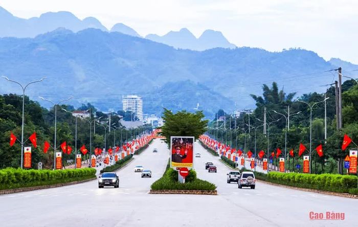 Dọc những con đường rợp cờ hoa, băng rôn, khẩu hiệu, cờ đỏ sao vàng tung bay phấp phới, nhịp sống như rộn ràng hơn trong những khúc ca mừng ngày giải phóng. Ảnh T.V