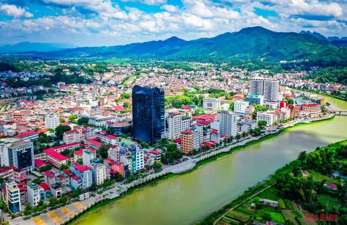 Từ một tỉnh miền núi còn nhiều khó khăn, đến nay Cao Bằng đã có những bước phát triển vượt bậc. Ảnh T.V