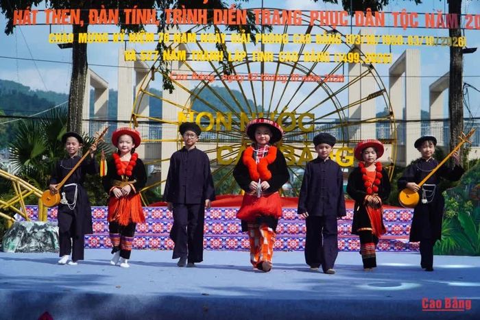Các em nhỏ hào hứng tham gia Liên hoan, góp phần gìn giữ và phát huy bản sắc văn hóa dân tộc.