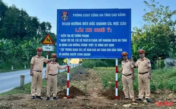 Phòng Cảnh sát giao thông, Công an tỉnh hoàn thành việc lắp đặt mới 1 biển cảnh báo tại khu vực Km 79 + 280 trên Quốc lộ 4A, thuộc địa phận xã Thạch An.
