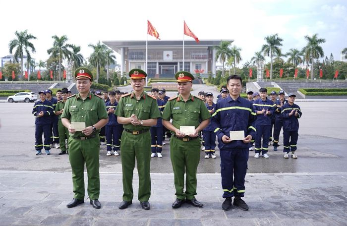 Lãnh đạo Phòng Cảnh sát PCCC và CNCH trao giải cho các đội đạt thành tích cao tại hội thi.