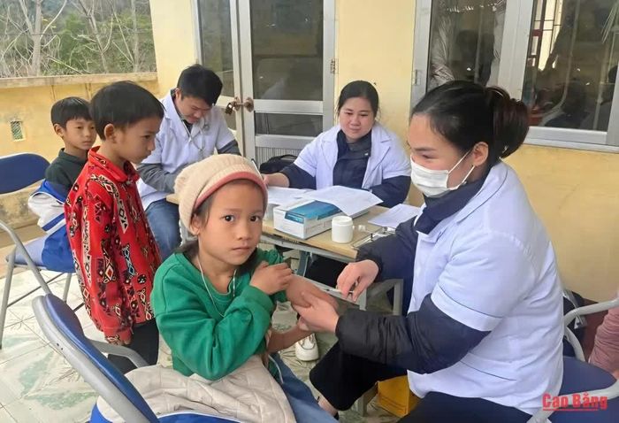 Tiêm chủng vắc xin phòng bại liệt cho trẻ.