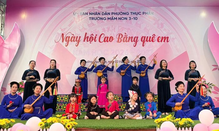 Giáo viên, học sinh Trường Mầm non 3-10 giao lưu với Câu lạc bộ hát Then - đàn tính Tổ dân phố Nước Giáp tại Ngày hội “Cao Bằng quê em”.