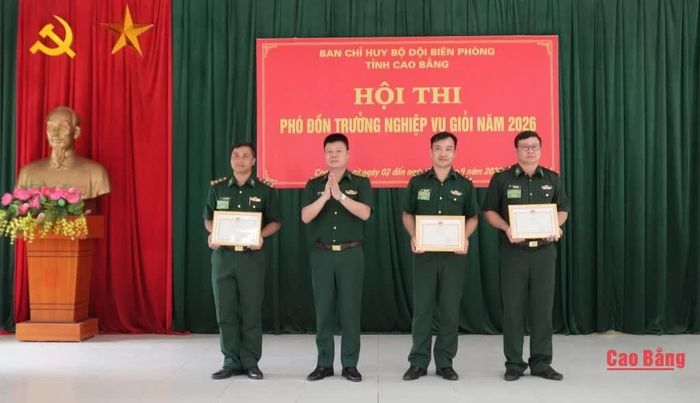 Lãnh đạo Ban Chỉ huy Bộ đội Biên phòng tỉnh tặng giấy khen cho các cá nhân đạt thành tích cao tại hội thi.