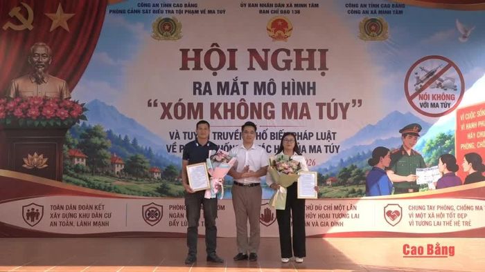 Lãnh đạo UBND xã Minh Tâm trao quyết định thành lập mô hình và ban chỉ đạo mô hình “Xóm không ma túy”.