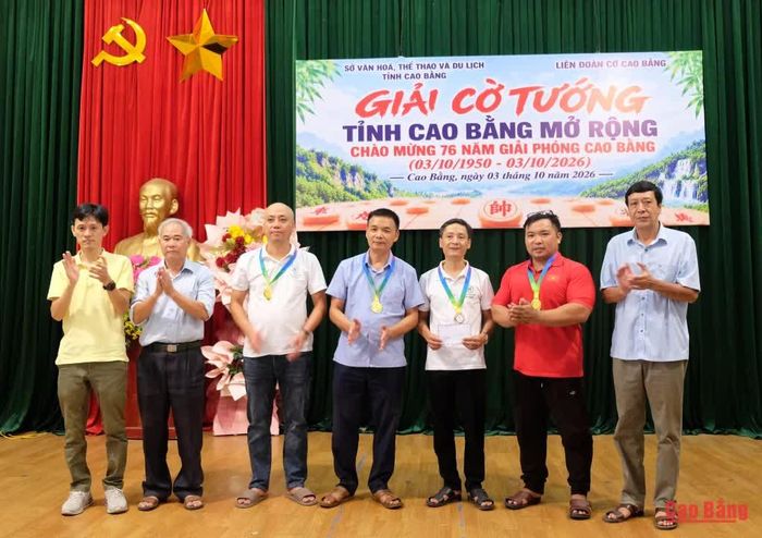 Ban Tổ chức trao giải nhất đồng đội cho Câu lạc bộ Thái Nguyên.