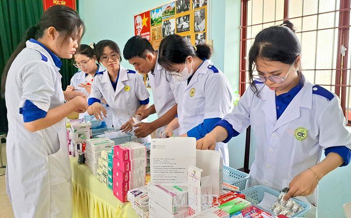 Đội ngũ y, bác sĩ đến từng khóm, ấp, khu dân cư khám sàng lọc sức khoẻ và cấp thuốc miễn phí cho người dân.