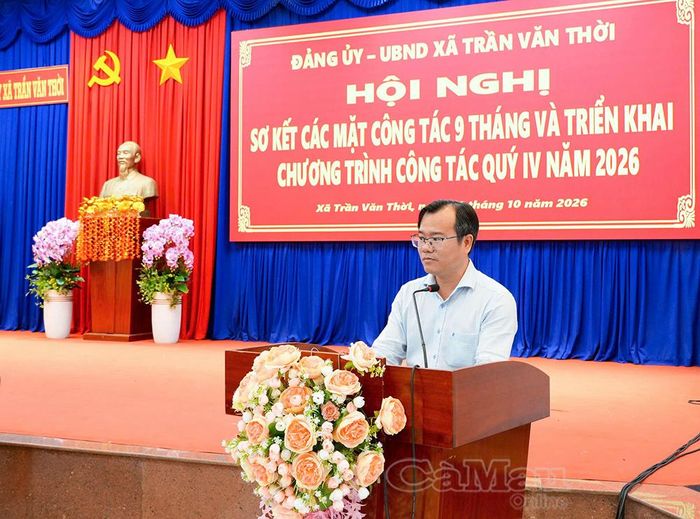 Đồng chí Nguyễn Thế Châu, Bí thư Đảng uỷ, Chủ tịch HĐND Xã Trần Văn Thời, tiếp thu ý kiến và chỉ đạo tại hội nghị.