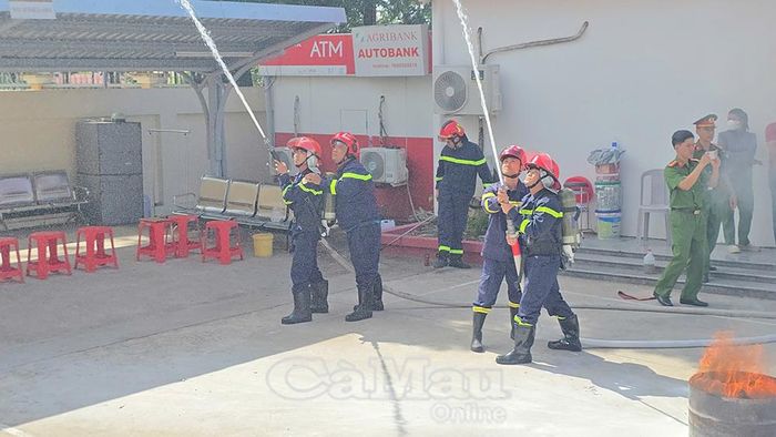 Lực lượng Cảnh sát Phòng cháy, chữa cháy và Cứu nạn, cứu hộ phun nước khống chế đám cháy.