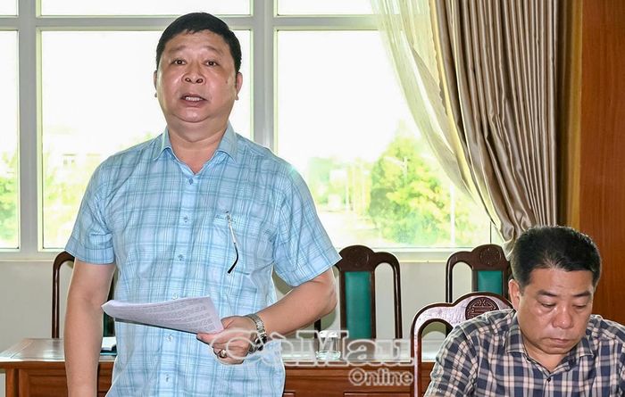 Phó Giám đốc Sở Nội vụ Lê Minh Hiền đóng góp ý kiến cho dự thảo Nghị quyết phát triển thanh niên tỉnh Cà Mau đến năm 2030.