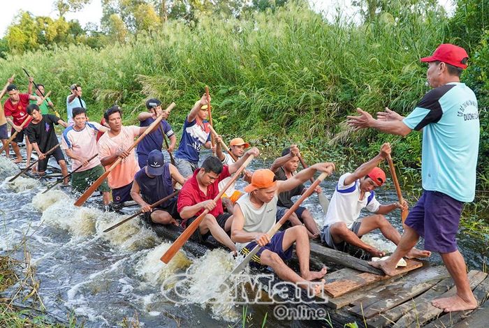  Đội thợ hồ của anh Lê Việt Thắng tập luyện trên mô hình, gần tới ngày thi sẽ xuống ghe tập.