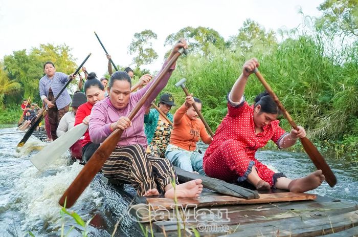  Chị em phụ nữ hào hứng tập luyện để tham gia giải đua ghe Ngo mini.