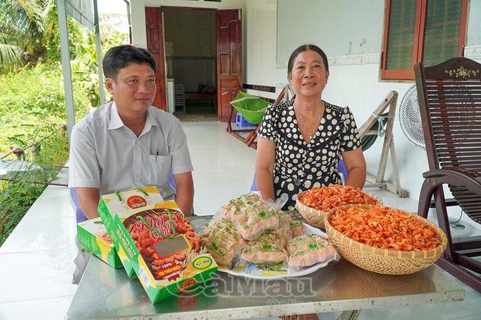  Bà Trần Thị Thanh Phương, thành viên Hợp tác xã Dịch vụ nuôi trồng thuỷ sản Ba Mến, giới thiệu các sản phẩm OCOP của hợp tác xã với ông Đặng Văn Để, chuyên viên Phòng Kinh tế xã An Trạch.