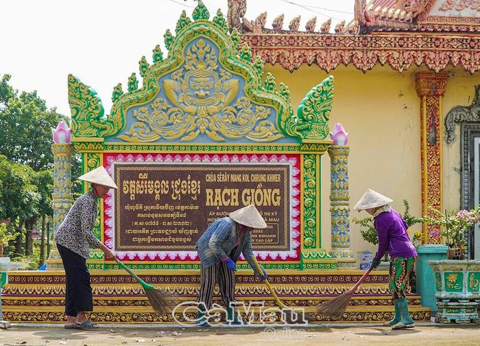  Bà con đồng bào Khmer đến chùa quét dọn, vệ sinh để chuẩn bị đón lễ Sene Dolta 2026.