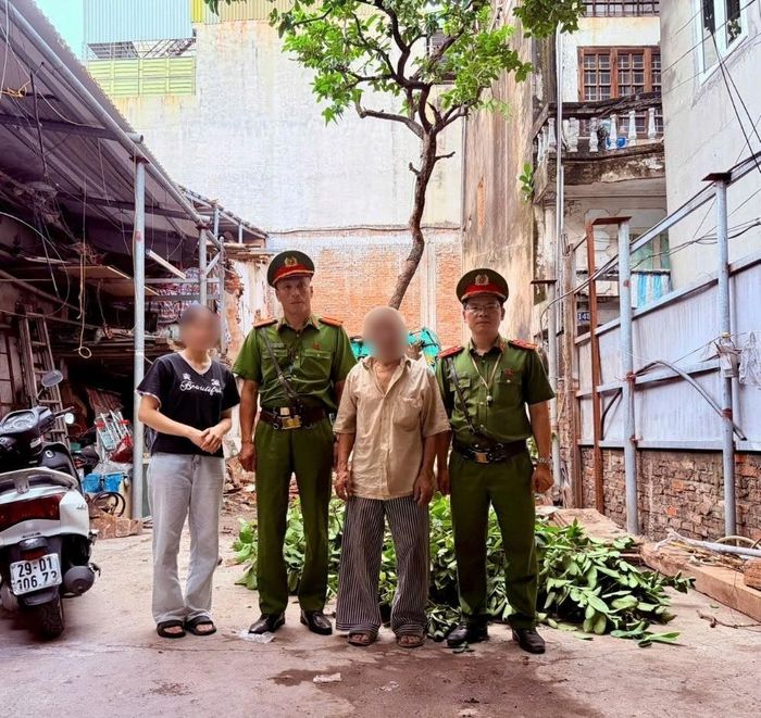 Hình ảnh cán bộ chiến sỹ Công an phường Vĩnh Tuy hỗ trợ cụ P. xuống mặt đất an toàn
