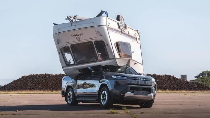 Chiếc caravan đổ sập sau khi rơi trực tiếp xuống Toyota Hilux điện. Ảnh: Toyota UK