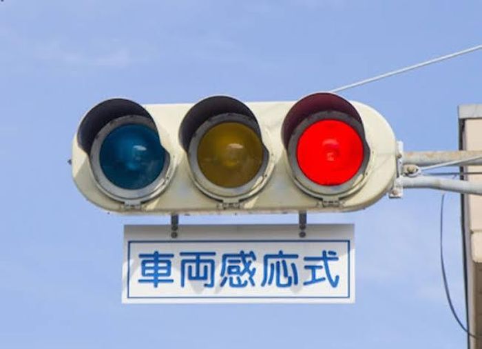 Người Nhật vẫn quen gọi tín hiệu đèn xanh là “ao” theo cách dùng truyền thống. Ảnh minh họa