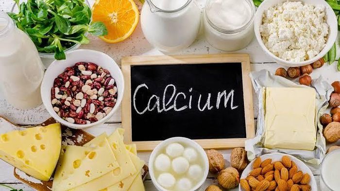 Bổ sung canxi đúng cách cần kết hợp chế độ ăn đa dạng, vitamin D và vận động phù hợp. Ảnh minh họa