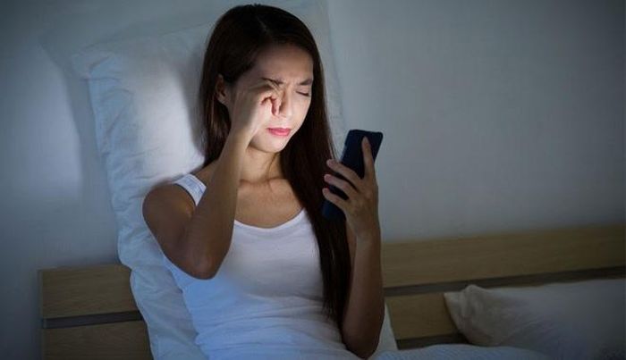 Thức khuya và sử dụng thiết bị điện tử trước khi ngủ có thể ảnh hưởng đến chất lượng giấc ngủ. Ảnh minh họa
