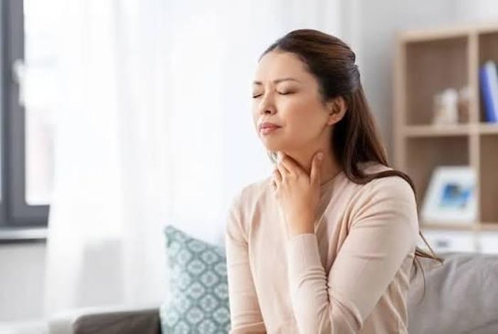 Thở bằng miệng khi ngủ hoặc không khí khô có thể khiến cổ họng bị kích ứng vào buổi sáng. Ảnh minh họa