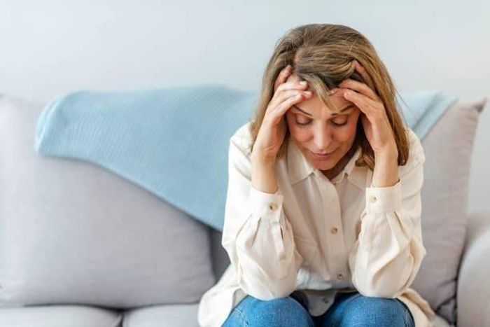 Đừng cố gồng mình một mình, chia sẻ với người đáng tin cậy cũng là cách tìm lại điểm tựa khi mệt mỏi. Ảnh minh họa