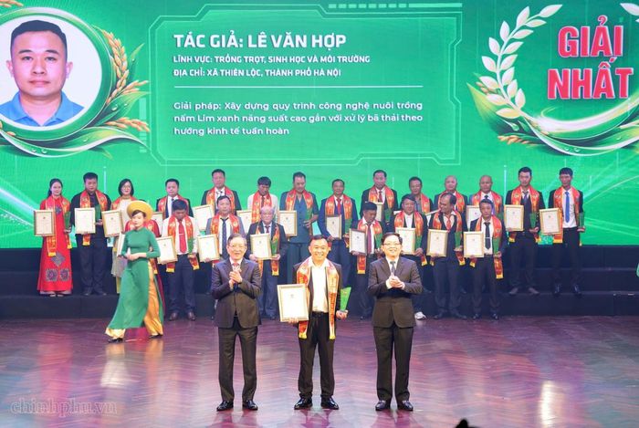 Phó Thủ tướng Hồ Quốc Dũng và Chủ tịch Hội Nông dân Việt Nam Lương Quốc Đoàn trao Giải Nhất cho 3 tác giả đạt giải cuộc thi "Sáng tạo Kỹ thuật Nhà nông toàn quốc" lần thứ XI. Ảnh: chinhphu.vn/Gia Huy