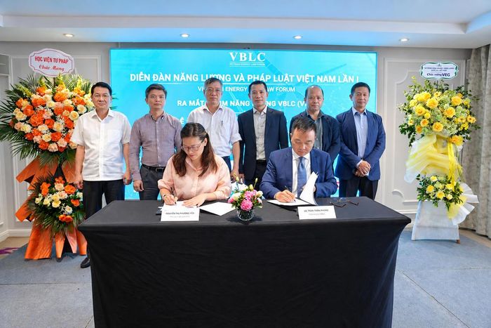 Đại diện VBLC và Trung tâm EAVCED ký Biên bản ghi nhớ hợp tác tại diễn đàn ngày 2/10/2026. 