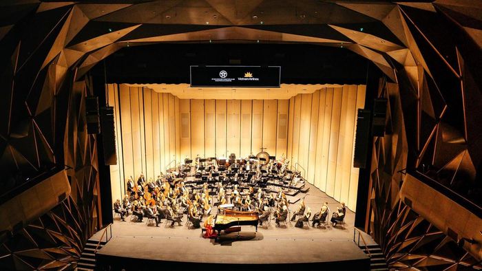Lúc 20h ngày 3/10, London Symphony Orchestra (LSO) bước vào đêm diễn thứ hai của Vietnam Airlines Classic - Hanoi Concert 2026 tại Nhà hát Hồ Gươm.