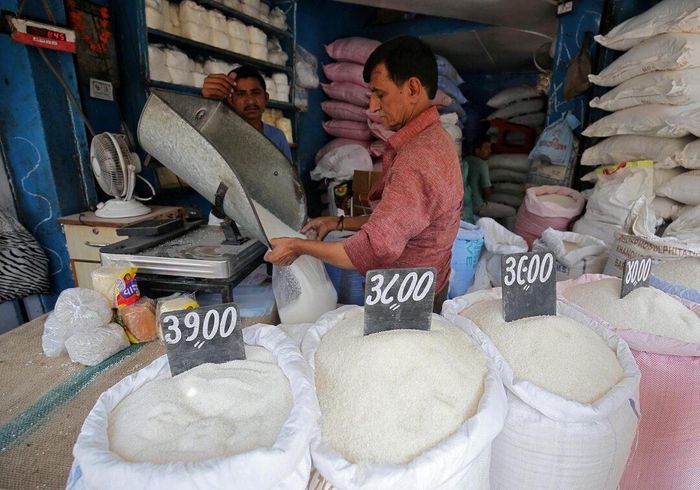 Đường được đóng gói để bán tại một cửa hàng ở Ahmedabad, Ấn Độ. Nguồn cung đường tại các quốc gia sản xuất lớn đang được thị trường theo dõi sát trong niên vụ mới. Ảnh tư liệu: Reuters.