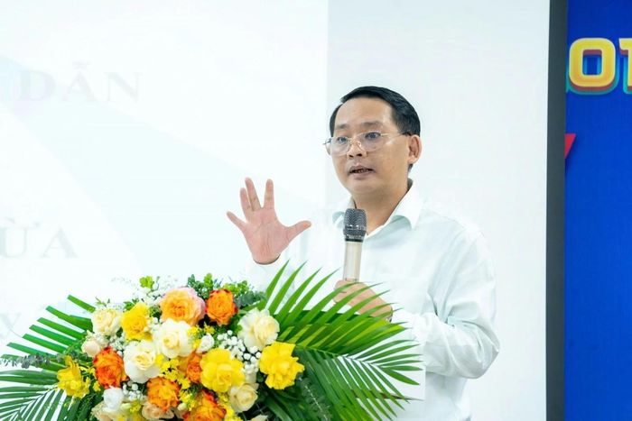 Ông Trịnh Đức Vinh, Phó Cục trưởng Cục Quản lý, giám sát kế toán, kiểm toán (Bộ Tài chính) trình bày các nội dung cơ bản sửa đổi trong dự thảo Thông tư thay thế Thông tư 133 tại Hội thảo. Ảnh: Ngô Hạnh