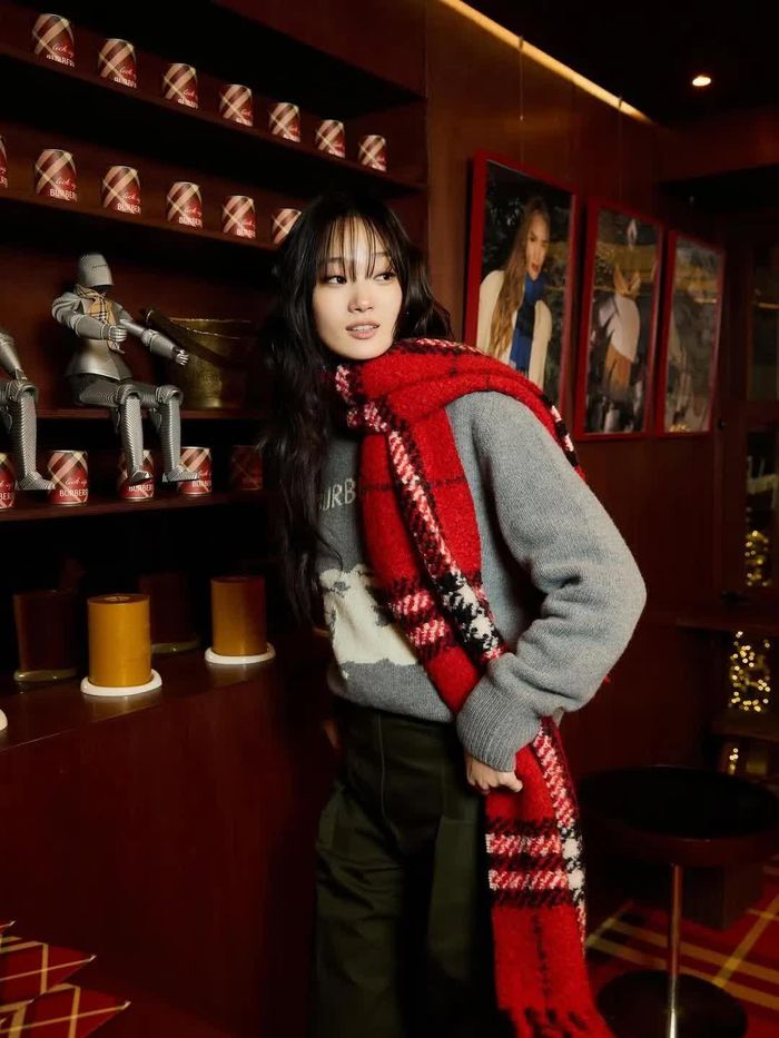 Một chiếc khăn quàng cổ đỏ có thể lập tức thay đổi cảm giác của cả outfit