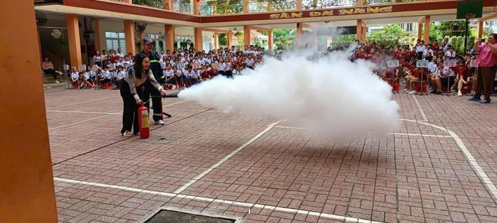 Tại Trường Tiểu học Lê Đình Chinh, phường Chợ Lớn, gần 1.000 cán bộ, giáo viên, nhân viên và học sinh được hướng dẫn, trải nghiệm thực hành kỹ năng thoát nạn khi xảy ra cháy