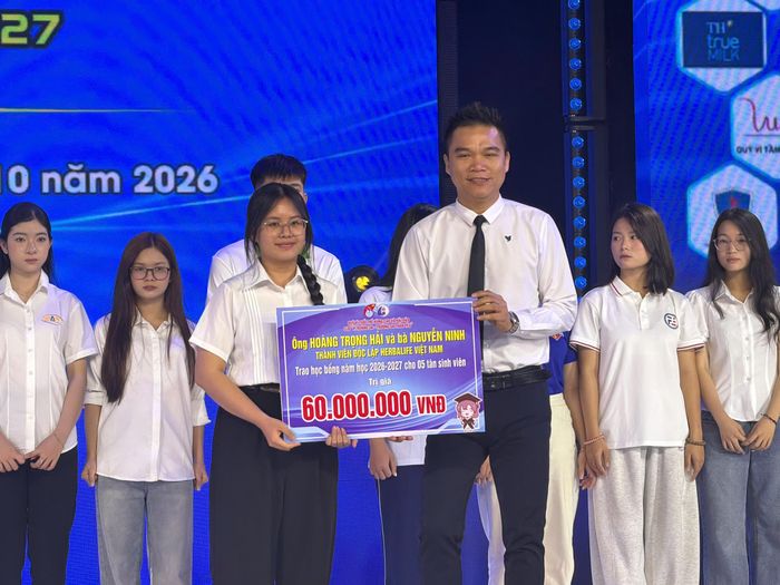 Những suất học bổng được trao cho các em