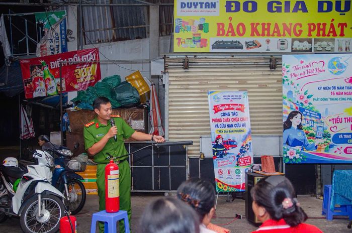 Công an phường hướng dẫn kỹ năng sử dụng bình chữa cháy