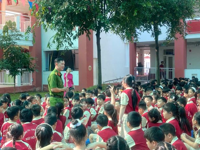Các em học sinh nhiệt tình hưởng ứng, tương tác với báo cáo viên tại buổi tuyên truyền