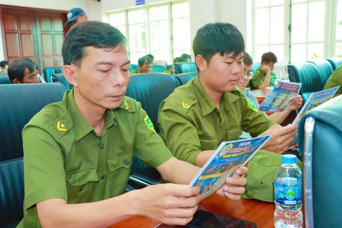 Các đại biểu và thành viên 14 Đội dân phòng được tuyên truyền, hướng dẫn nhận diện các nguy cơ cháy, nổ; các biện pháp phòng ngừa và kỹ năng PCCC, CNCH