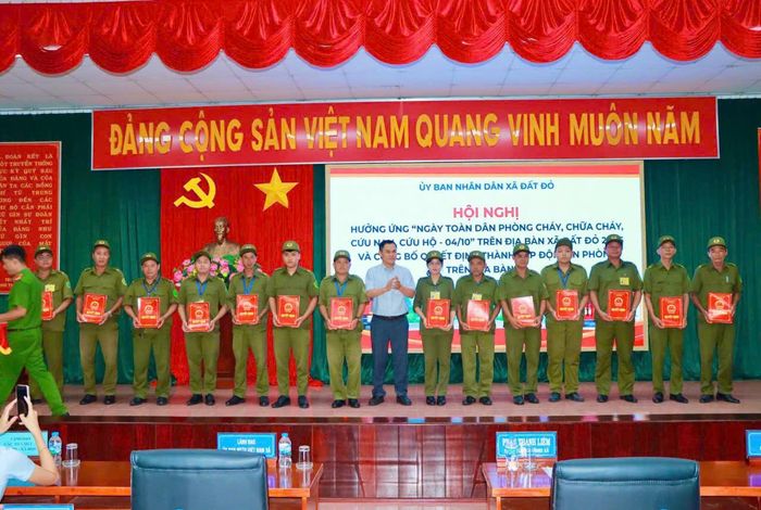 Đại diện lãnh đạo xã trao Quyết định thành lập 14 Đội dân phòng trên địa bàn