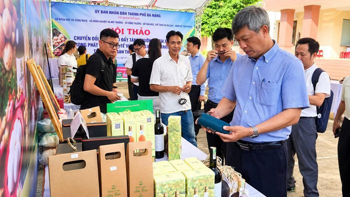 Phó Chủ tịch UBND TP Đà Nẵng Hồ Quang Bửu tham quan, tìm hiểu các sản phẩm OCOP và sản phẩm từ kinh tế vườn được trưng bày tại hội thảo. (Ảnh: QV)