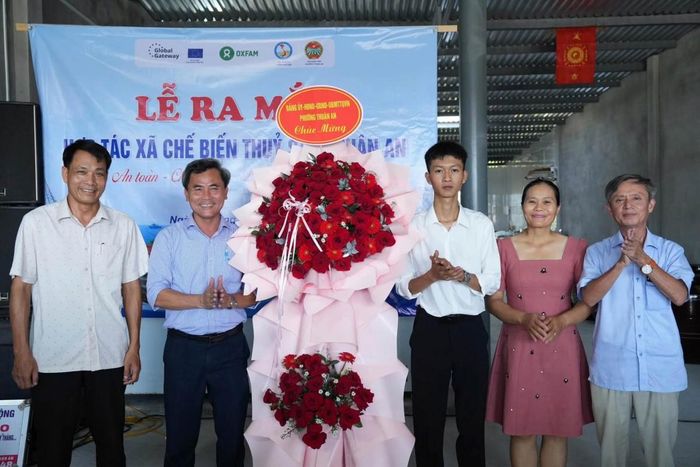 Lãnh đạo phường Thuận An tặng hoa chúc mừng