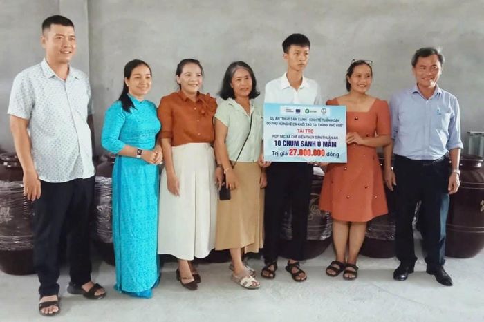 Trao tặng HTX chum sành ủ mắm