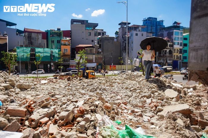 Một người dân sống gần đường La Thành cho biết khu vực này có mật độ phương tiện cao, trong khi nhu cầu trông giữ ô tô ngày càng lớn. Theo người này, khi bãi đỗ xe hoàn thành, người dân sẽ có thêm nơi gửi xe, qua đó hạn chế tình trạng ô tô dừng, đỗ trên vỉa hè và lòng đường.