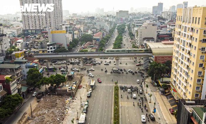 Dự án được triển khai trên khu đất khoảng 6.803 m². Các hạng mục chính gồm bãi đỗ xe, nhà để xe, trạm sạc, bể nước ngầm phục vụ phòng cháy, chữa cháy, mái thu năng lượng, cây xanh, vườn hoa và đường giao thông nội bộ.
