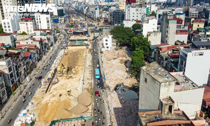 Bên cạnh khu đất đang giải phóng mặt bằng, hạng mục cầu vượt tại nút giao Láng Hạ - Giảng Võ cũng đang được đẩy nhanh tiến độ, hướng tới hoàn thành trong năm 2026. Công trình nằm trong các hạng mục được triển khai để hoàn thiện tuyến Vành đai 1.